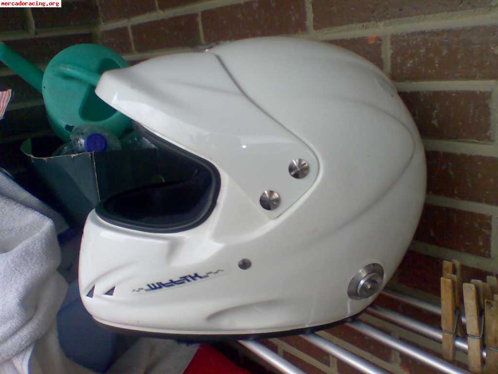 Casco con pins