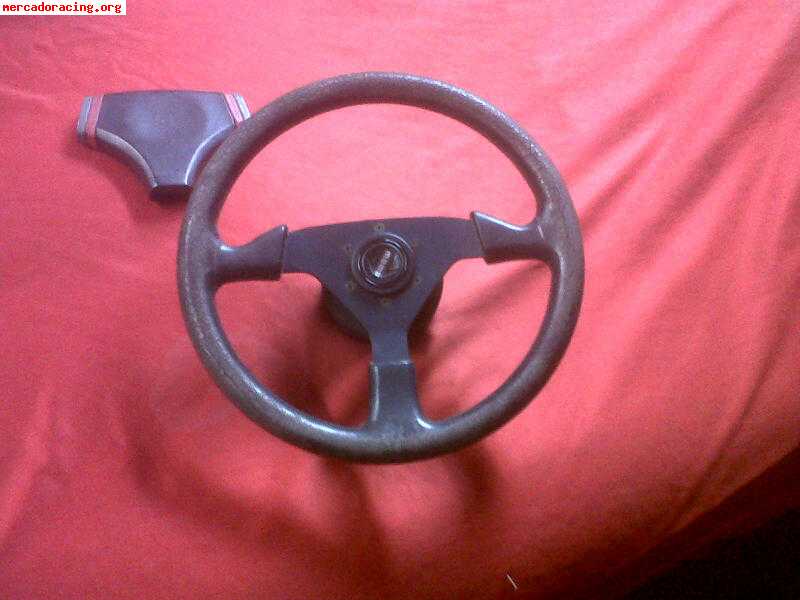 Vendo volante momo. por 30 €