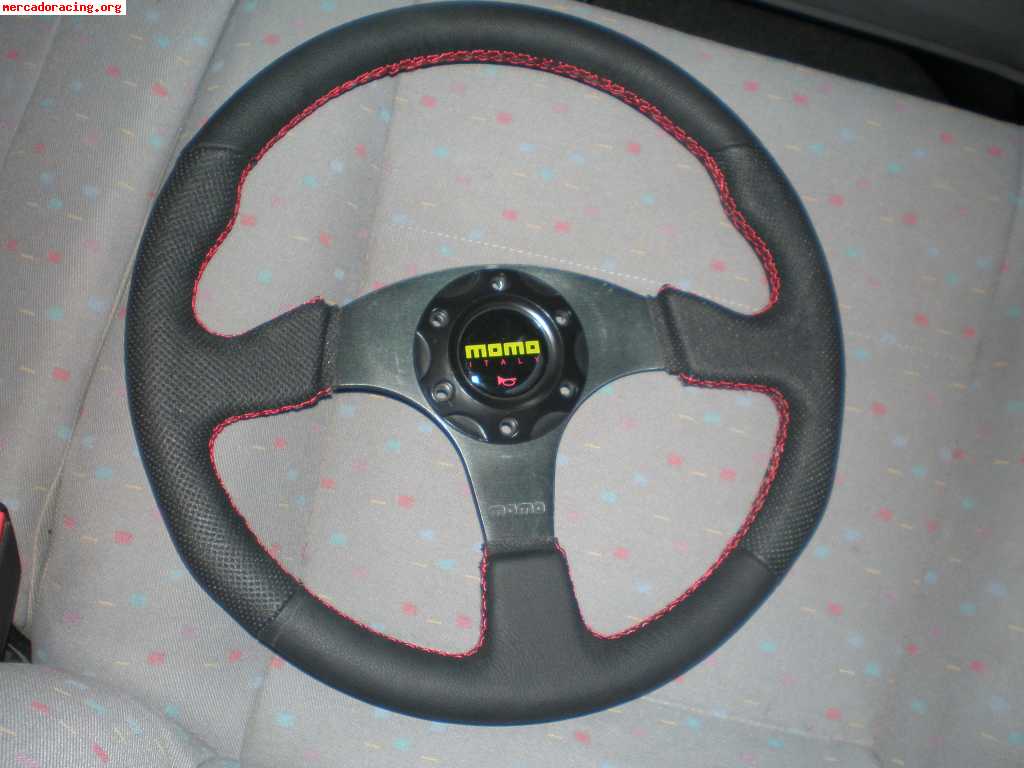 Volante deportivo momo
