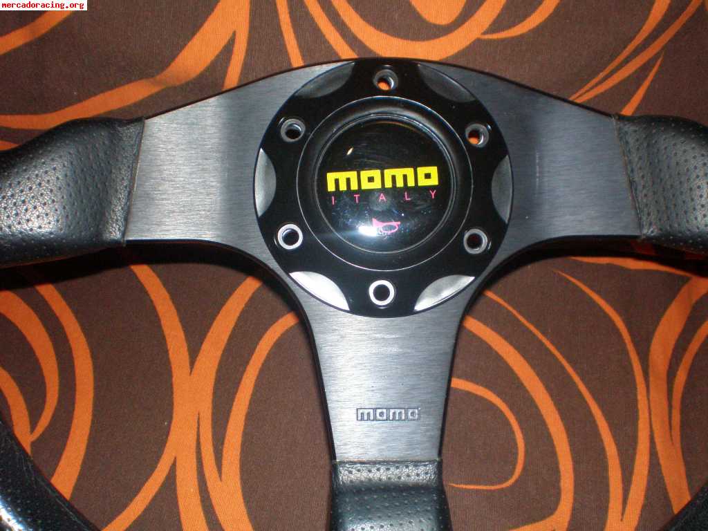 Volante deportivo momo