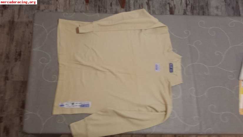 Camiseta interior pantalones y sotocasco