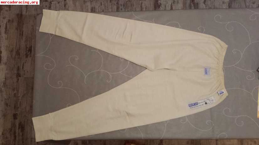 Camiseta interior pantalones y sotocasco