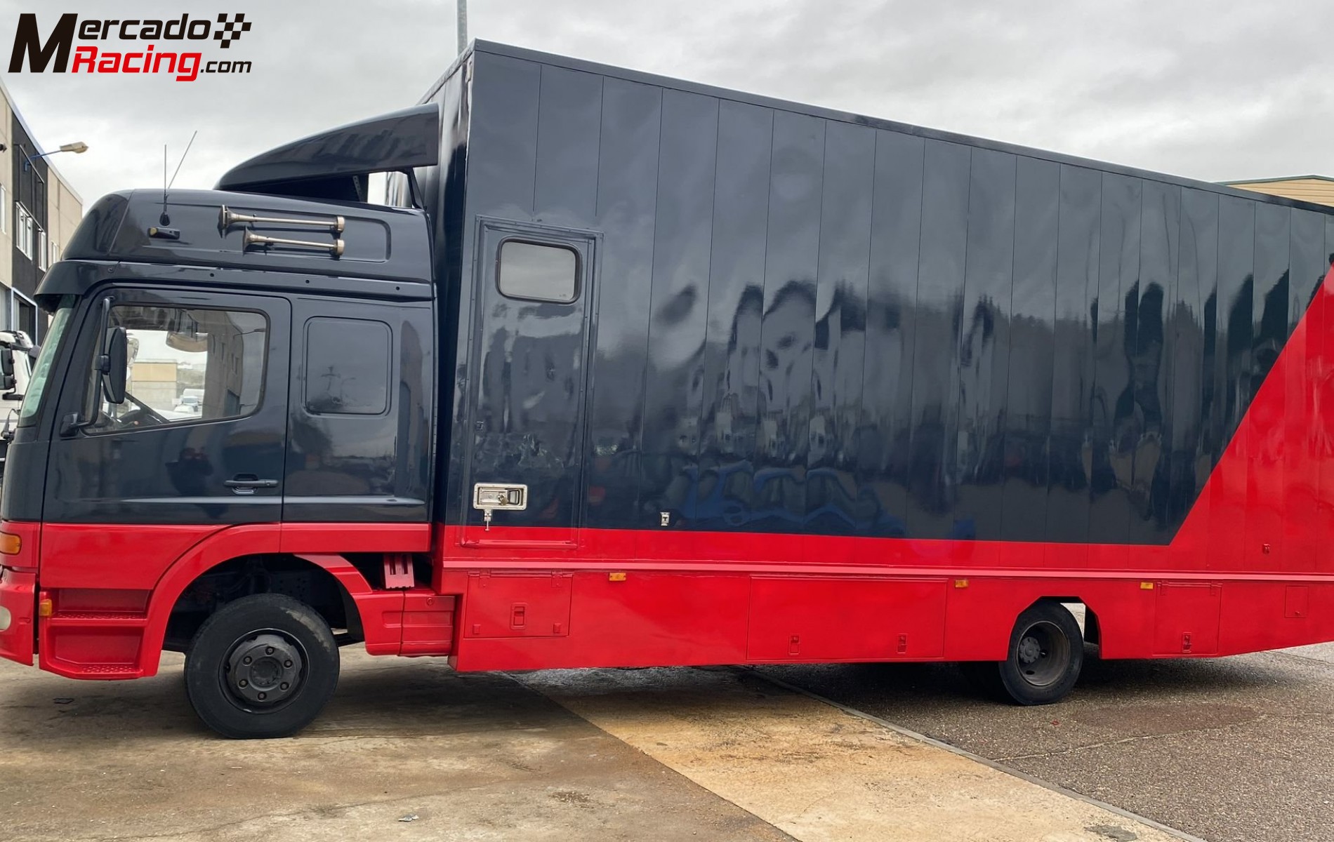 Camion mercedes de asistencia para vehículo de competición