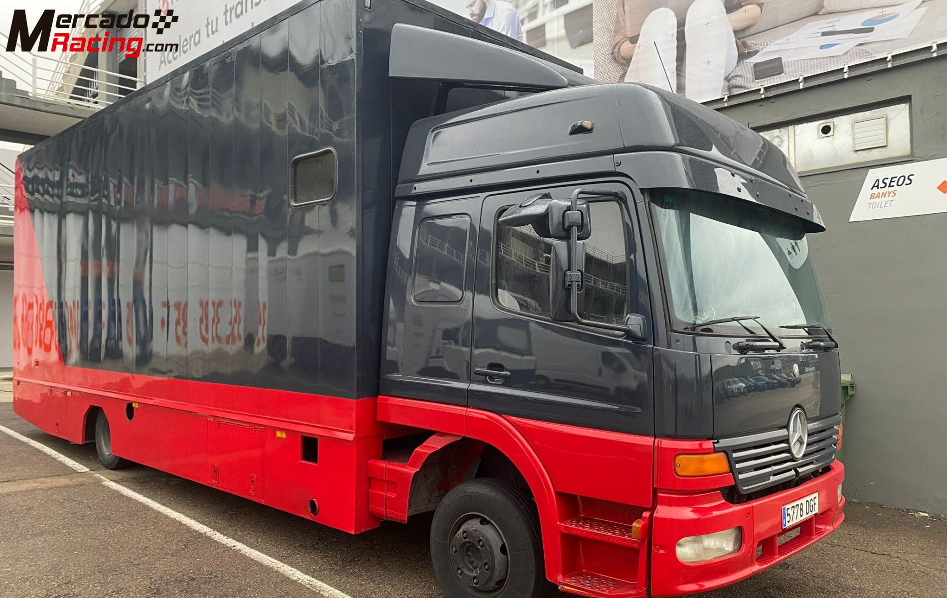 Camion mercedes de asistencia para vehículo de competición