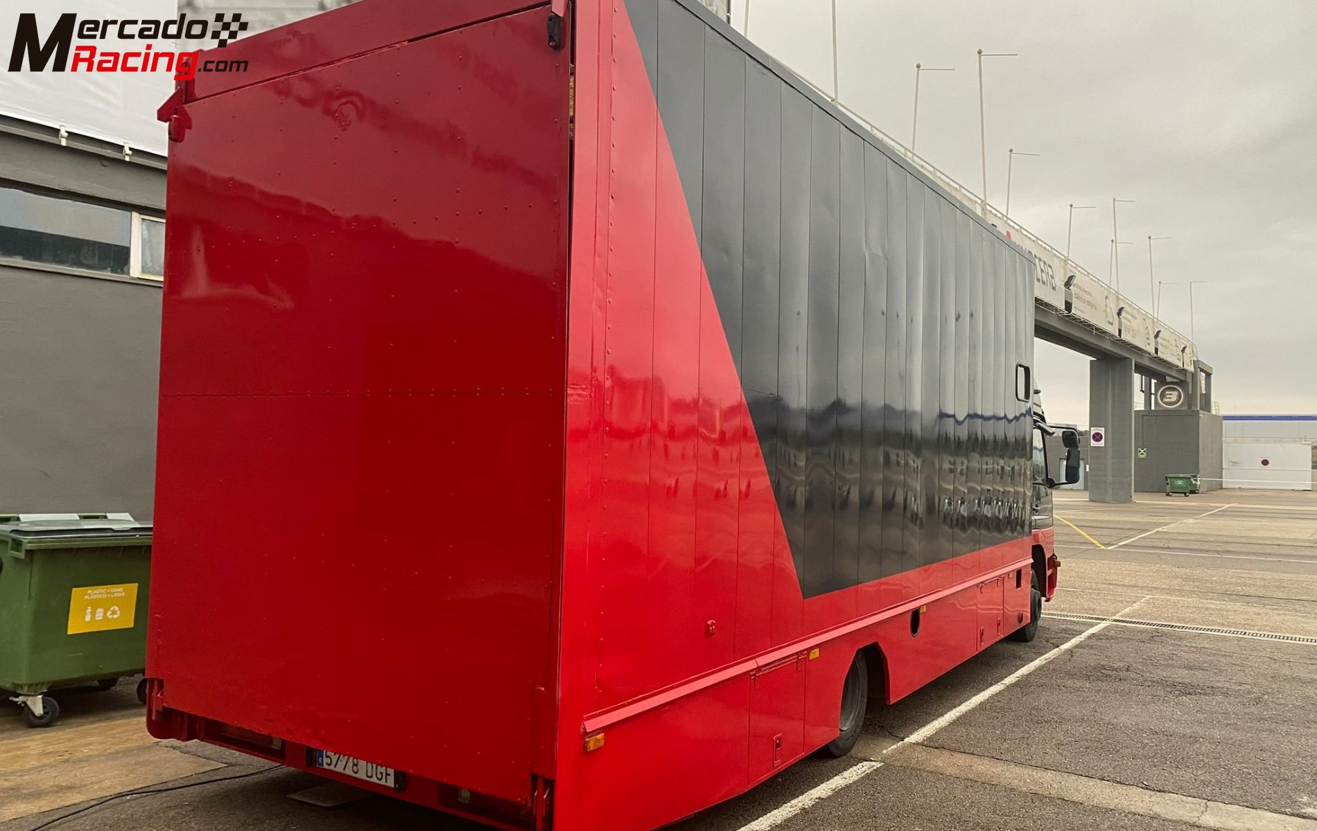 Camion mercedes de asistencia para vehículo de competición