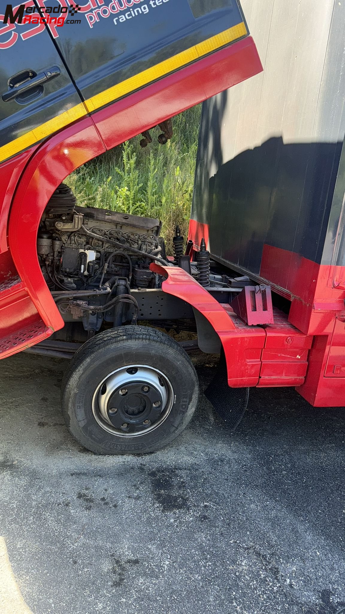 Camion mercedes de asistencia para vehículo de competición