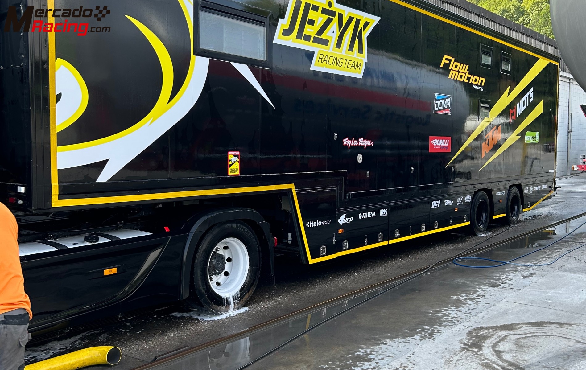 Se vende conjunto tractora más remolque vivienda taller más toldo steigmaier