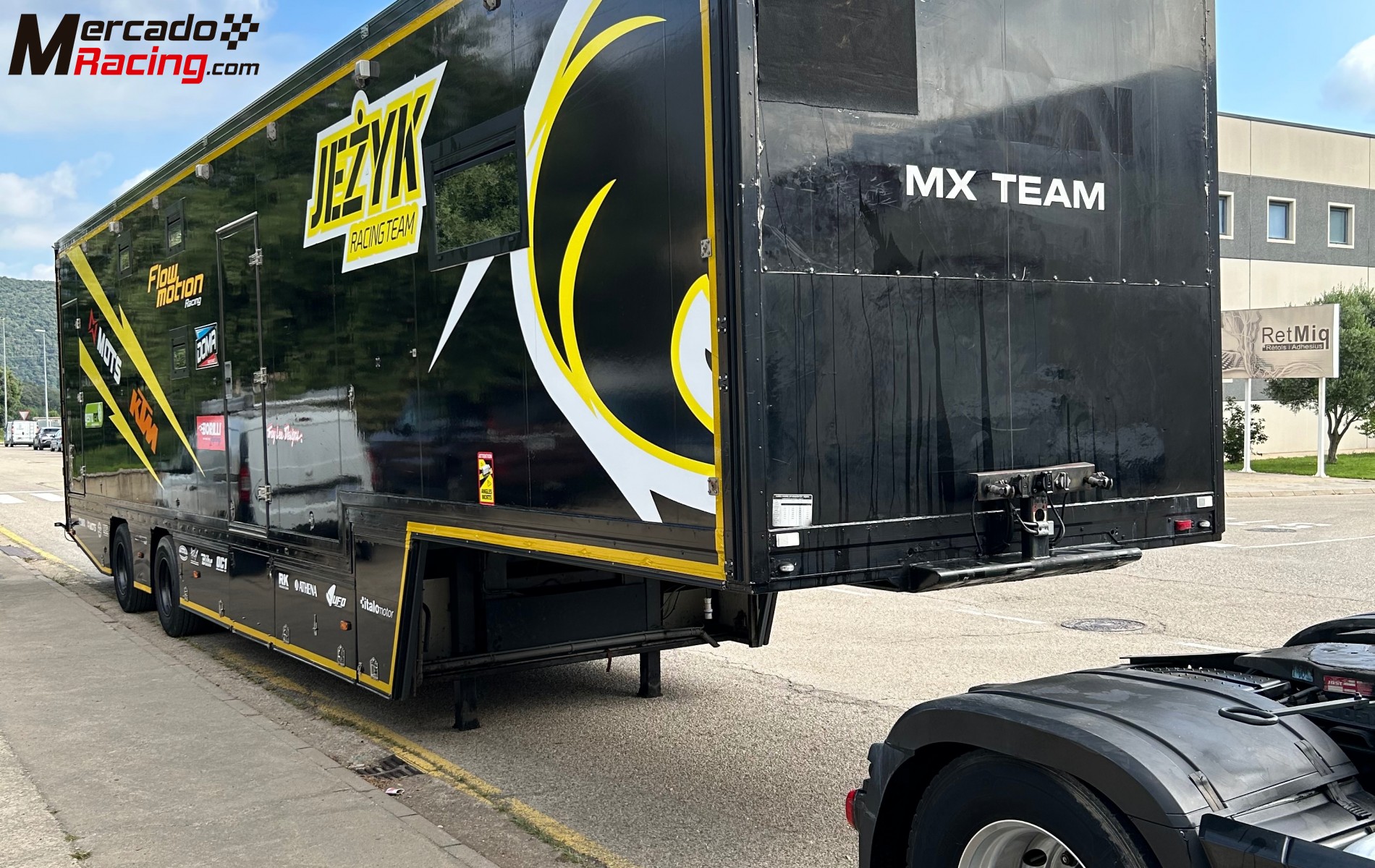 Se vende conjunto tractora más remolque vivienda taller más toldo steigmaier