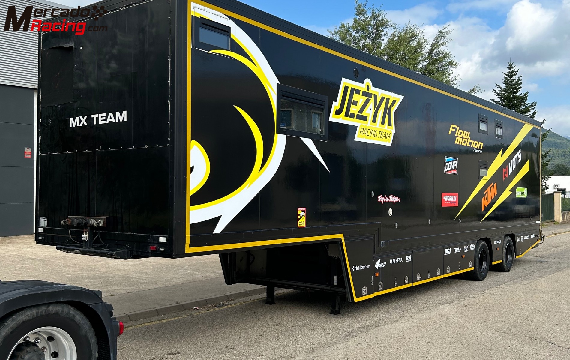 Se vende conjunto tractora más remolque vivienda taller más toldo steigmaier