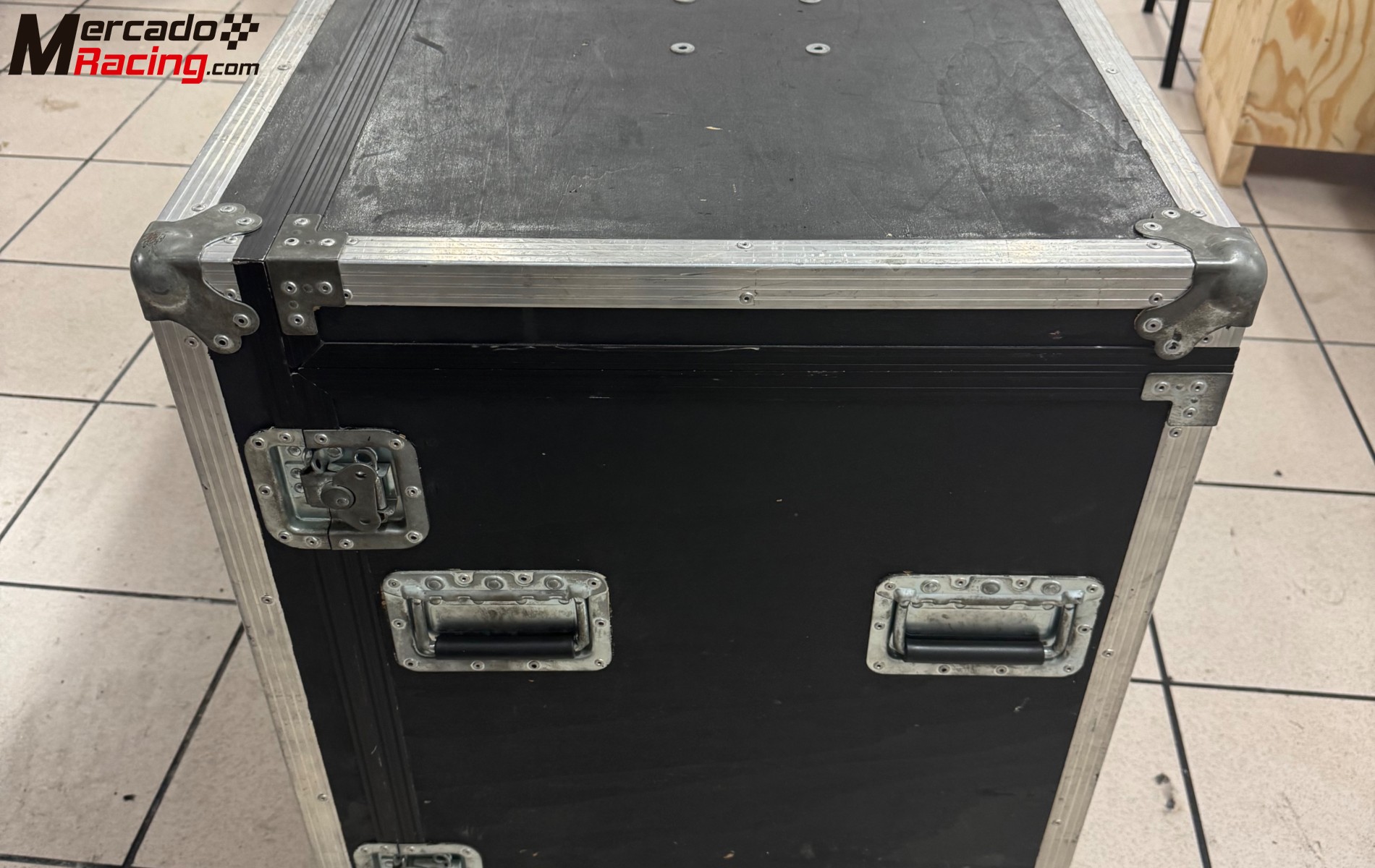 Mueble rack telemetría 3 pantallas. 