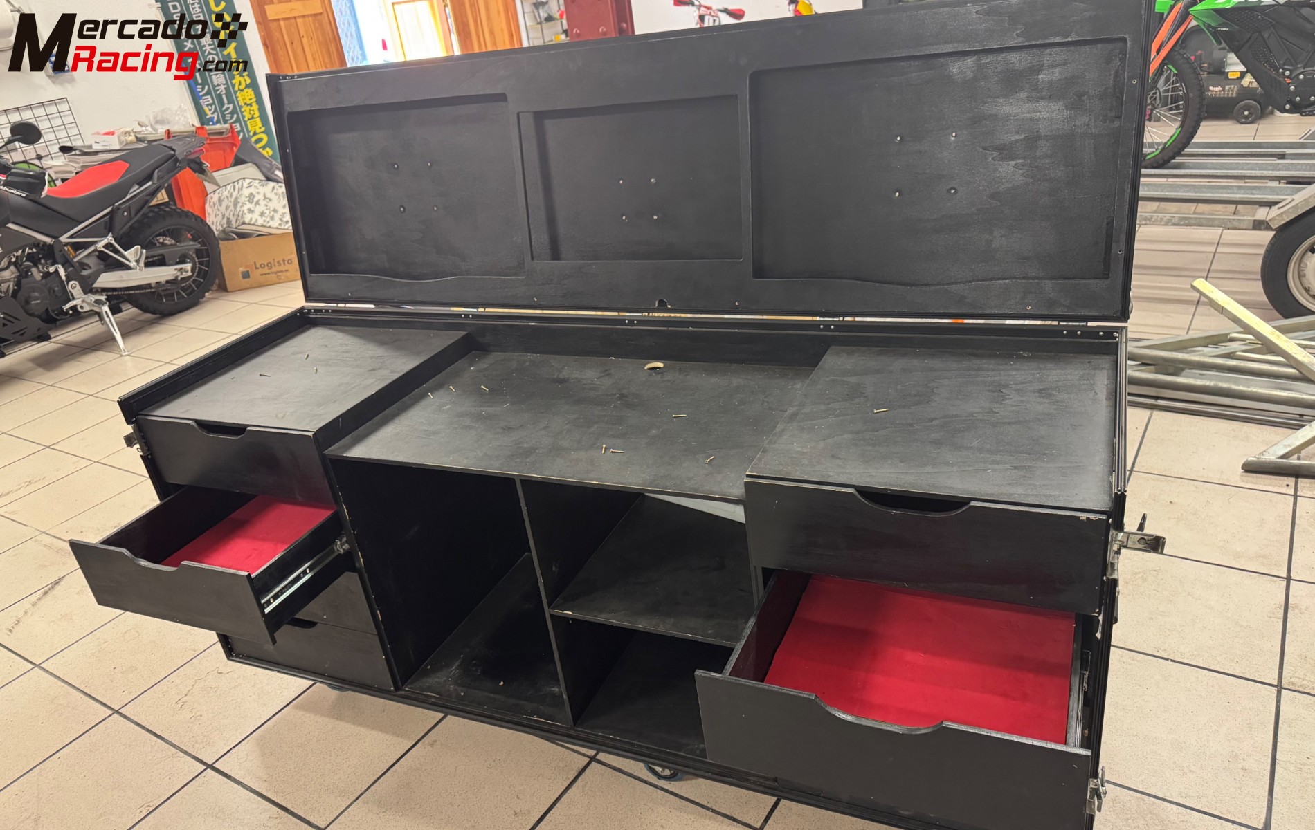 Mueble rack telemetría 3 pantallas. 