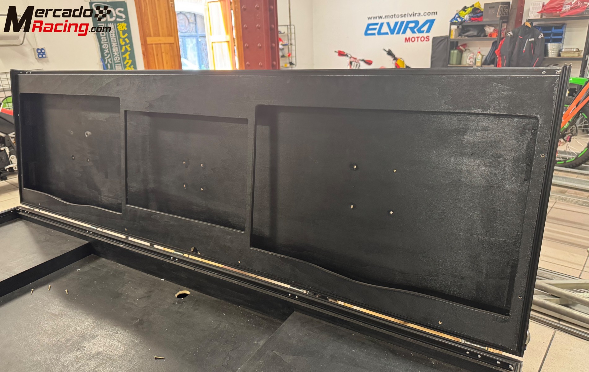 Mueble rack telemetría 3 pantallas. 