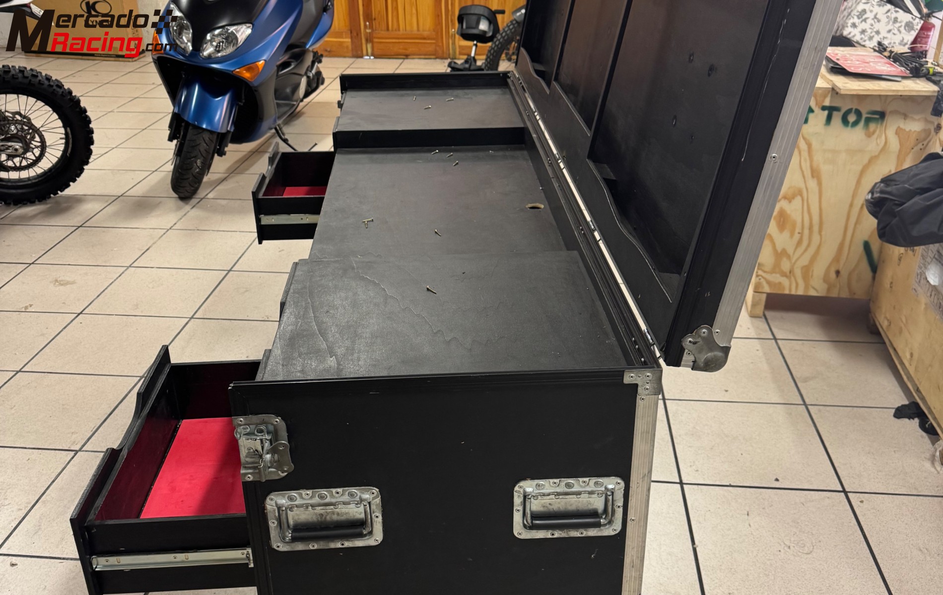 Mueble rack telemetría 3 pantallas. 