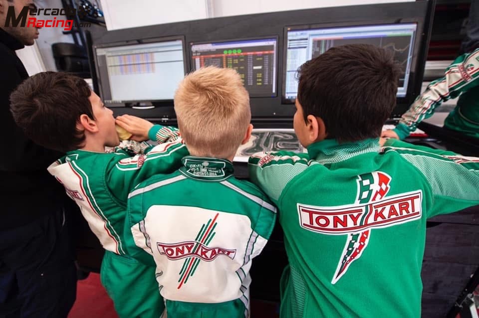 Mueble rack telemetría 3 pantallas. 