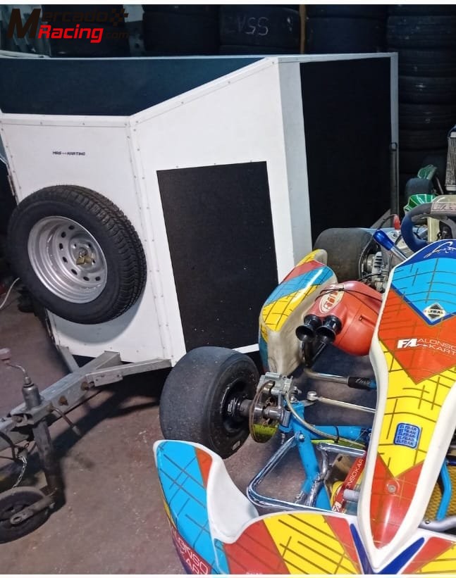 Remolque cerrado para llevar dos kart