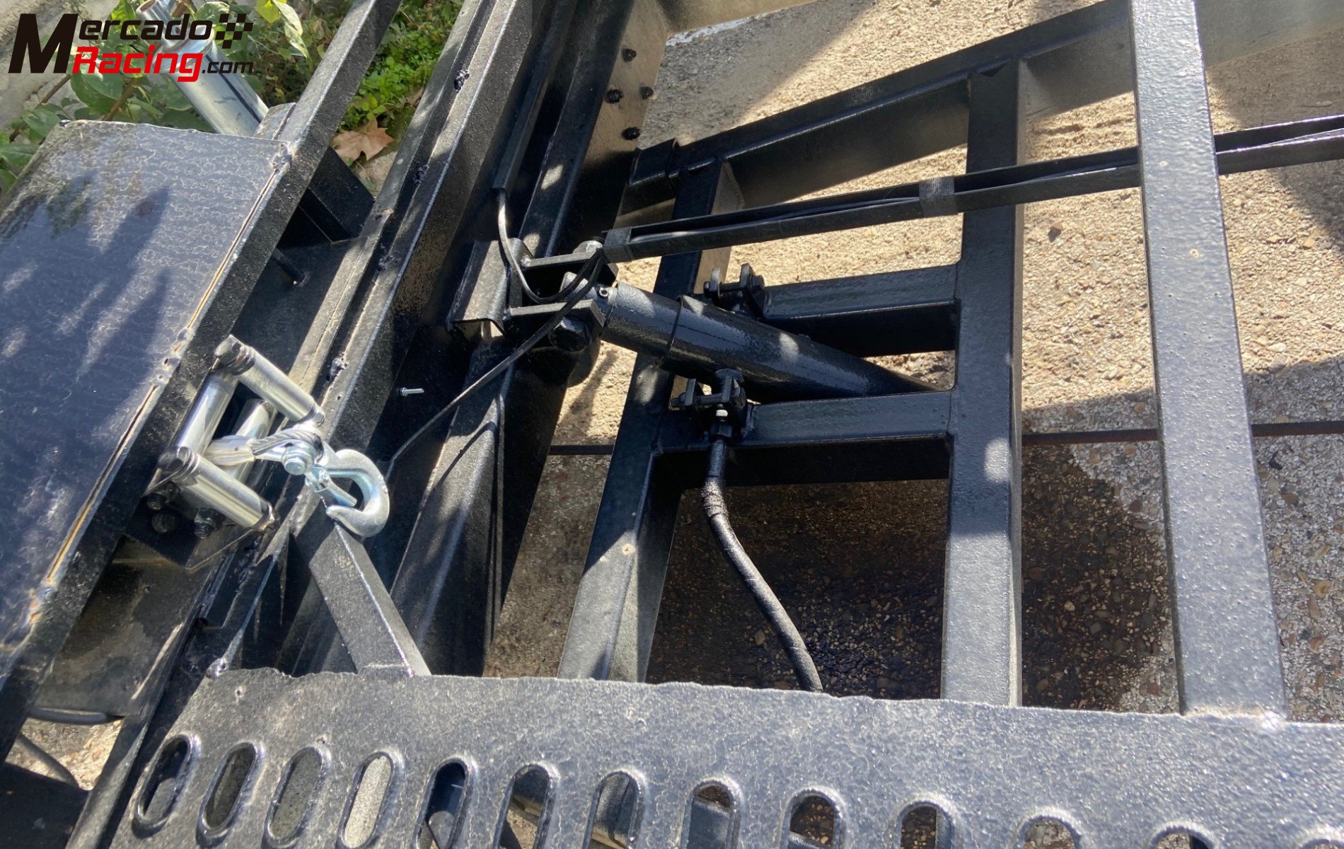 Se vende remolque basculante con hidráulico y cabestrante