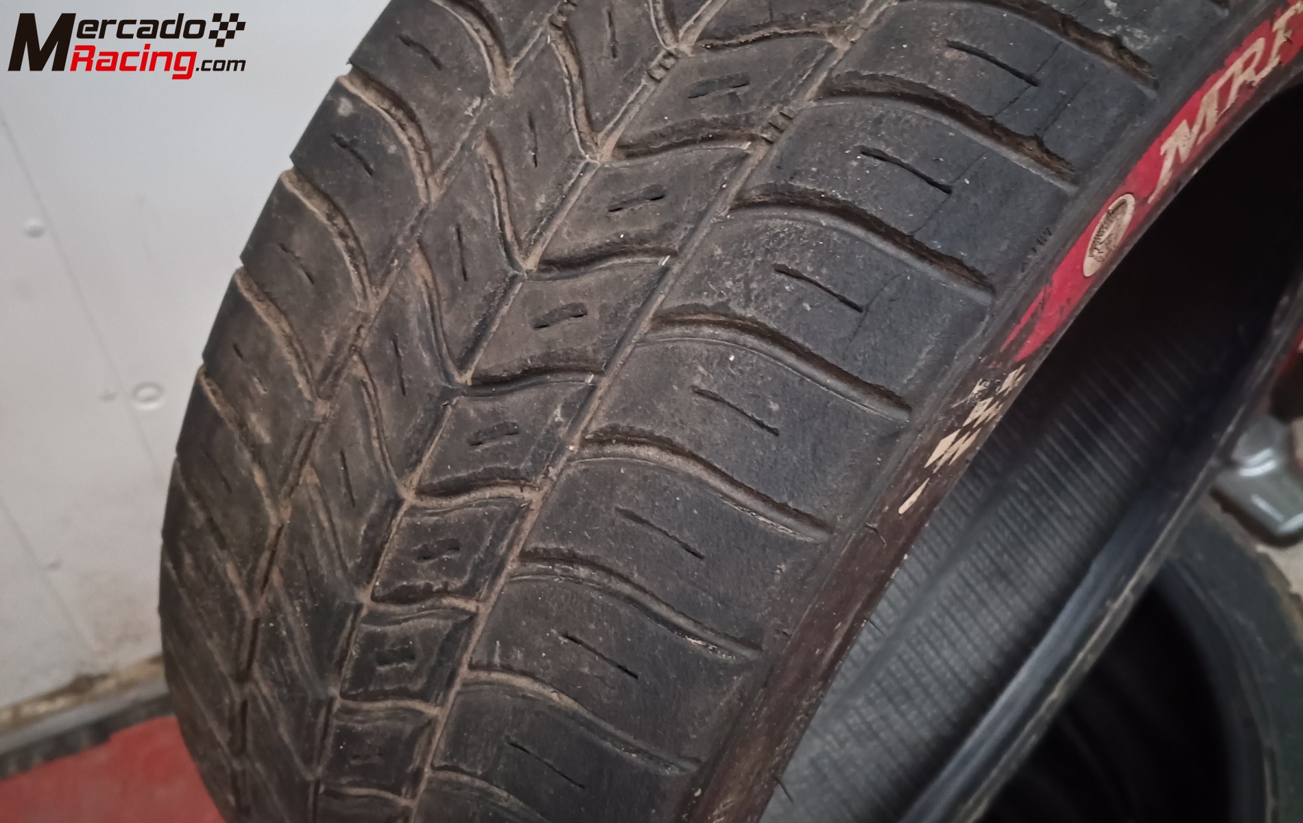 4 neumáticos de agua a medio uso