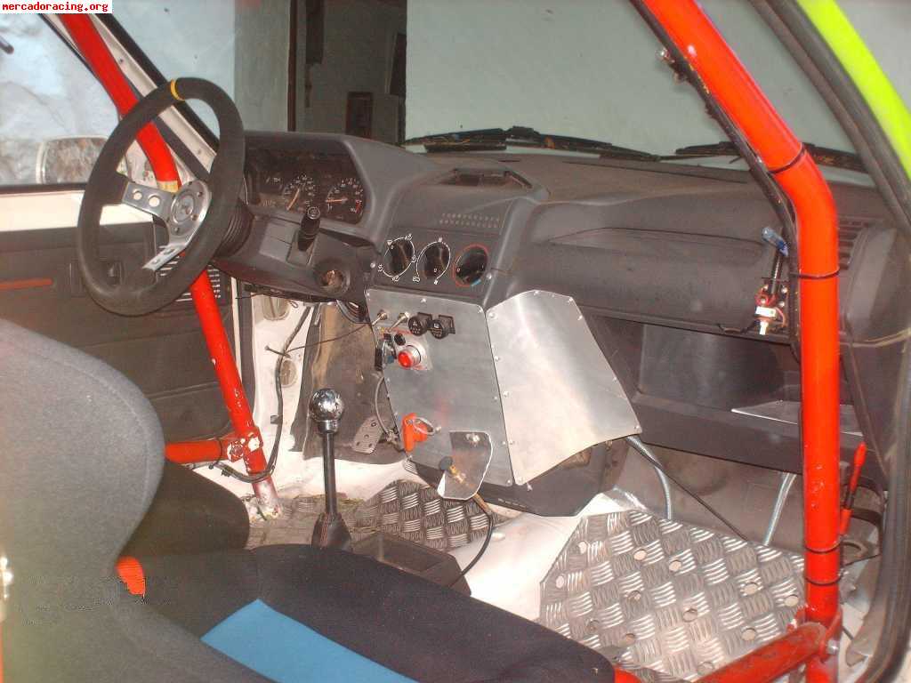 Peugeot 205 rallye con documentación de carreras