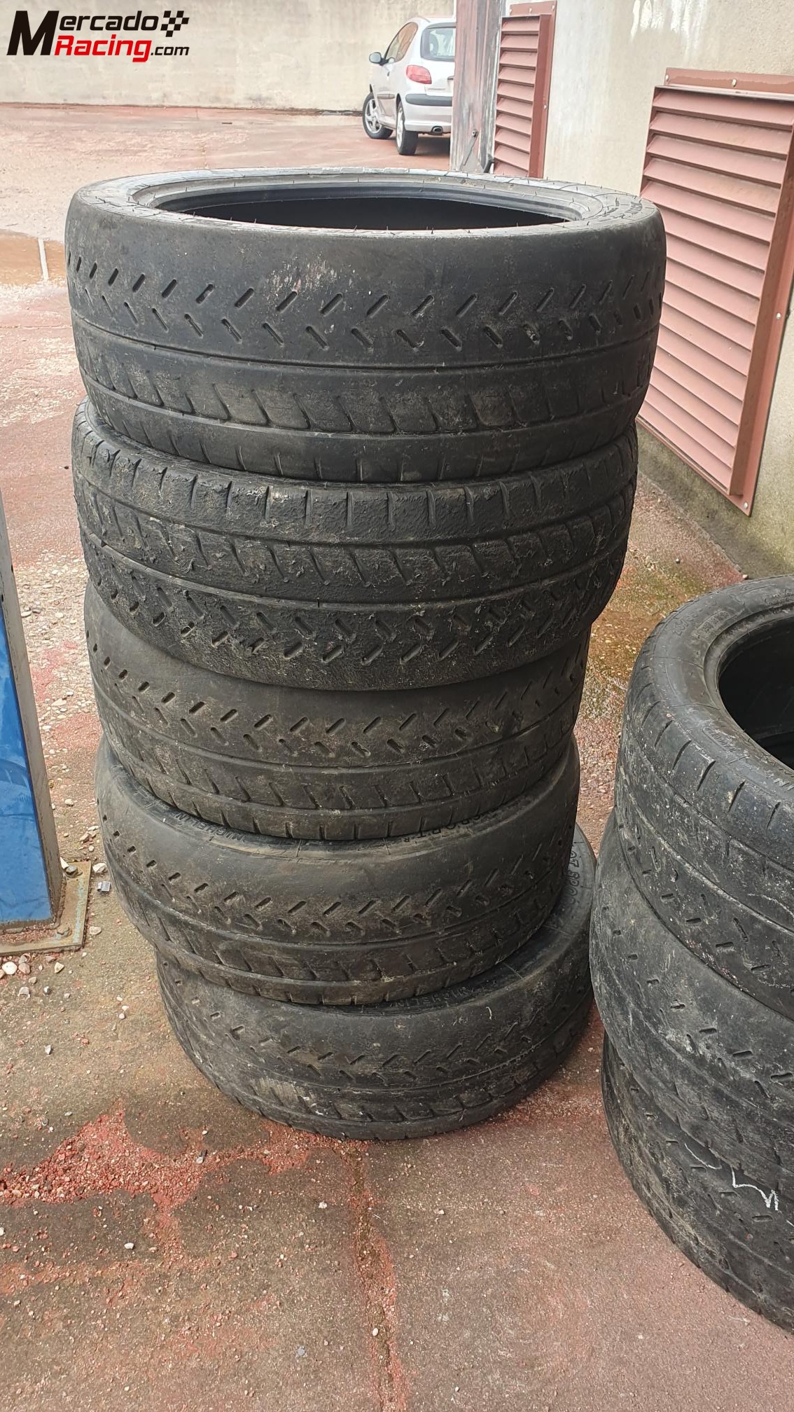 Neumáticos usados tierra y asfalto