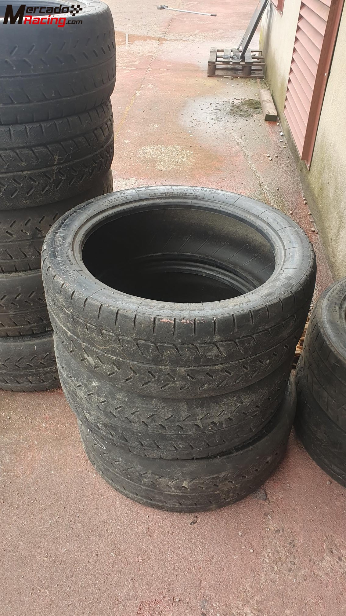 Neumáticos usados tierra y asfalto