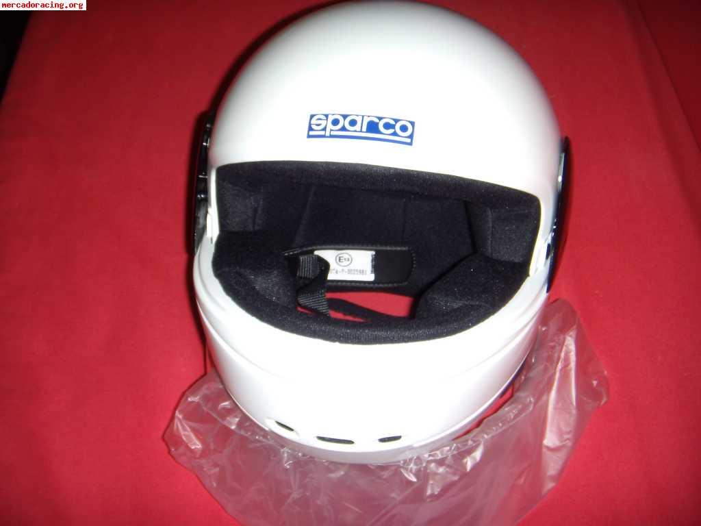 Mono y casco de karting
