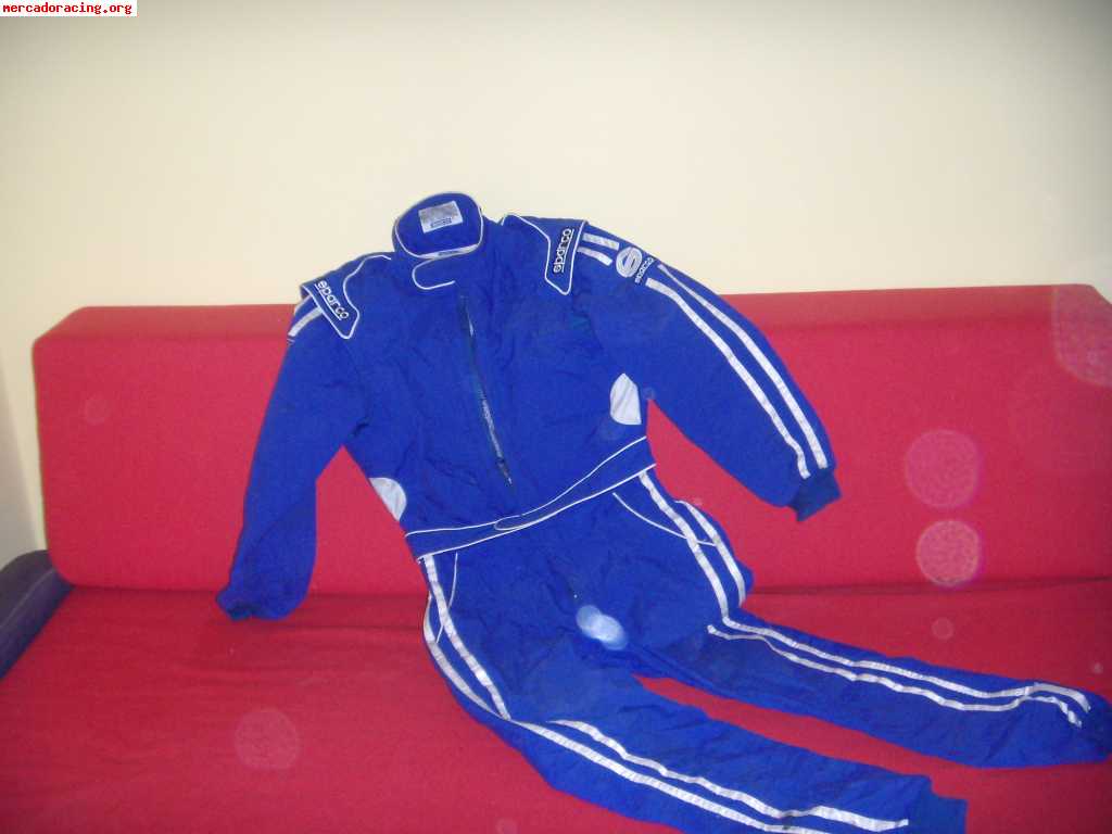 Mono y casco de karting