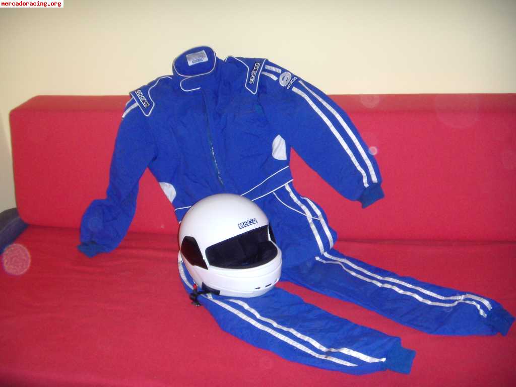 Mono y casco de karting