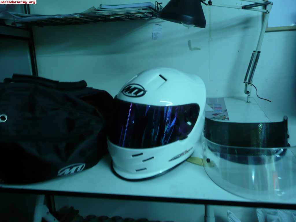 Vendo casco de karting mt nuevo a estrenar con mas accesorio
