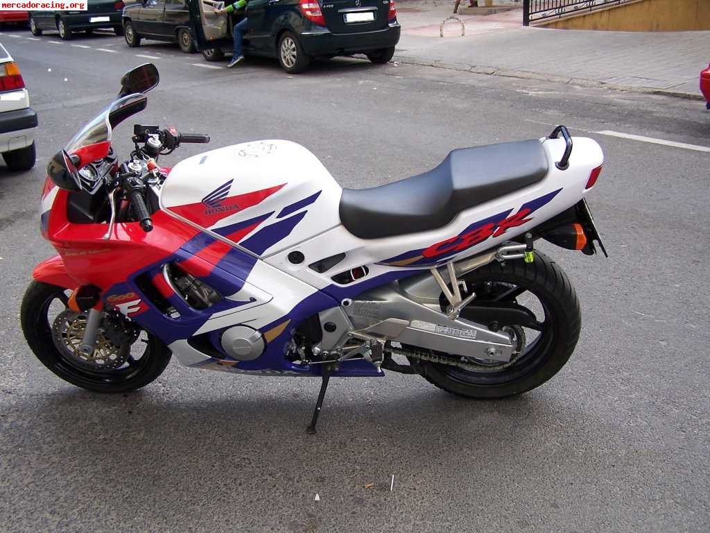 Se vende o se cambia moto  de carrtera  honda cbr 600 f