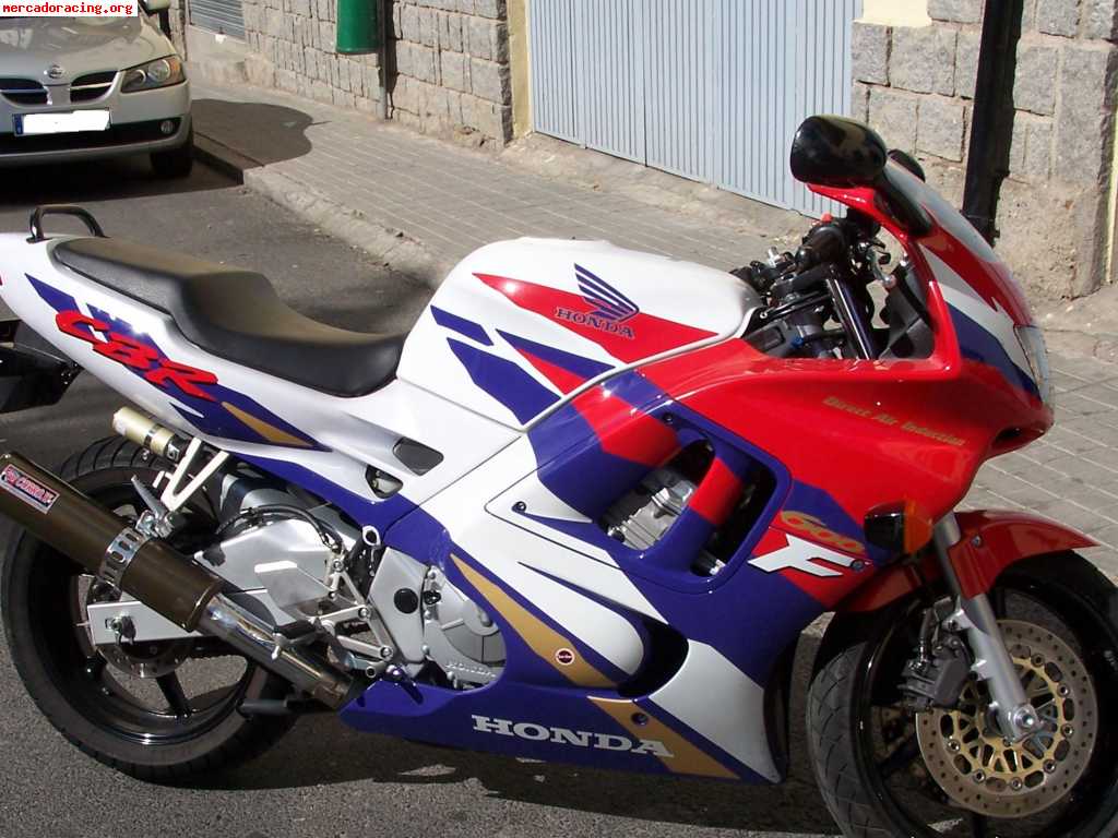 Se vende o se cambia moto  de carrtera  honda cbr 600 f