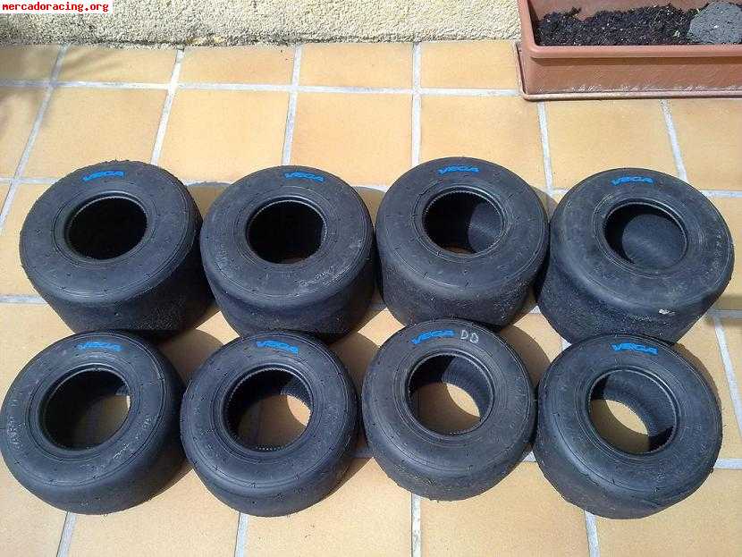 Vendo juegos de neumaticos kart vega azul al 85% disponible