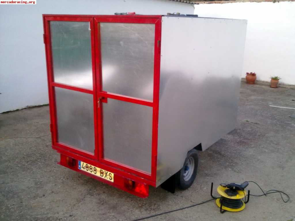Se vende remolque para dos karts cerrado