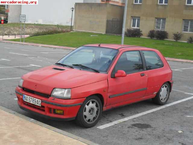 Clio 16v con  golpe 