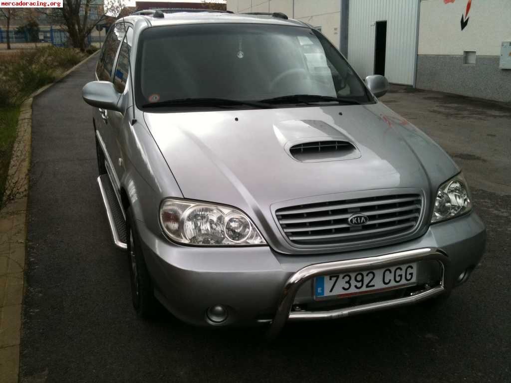 Se cambia o se vende kia carnival  impecable ........... se 
