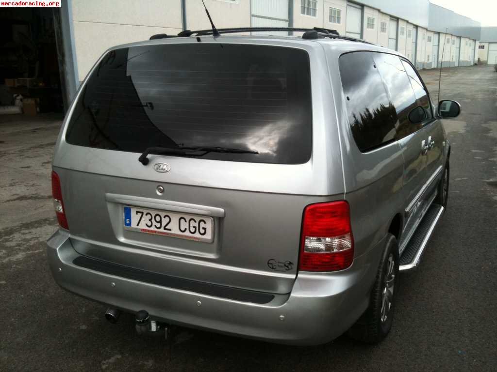 Se cambia o se vende kia carnival  impecable ........... se 