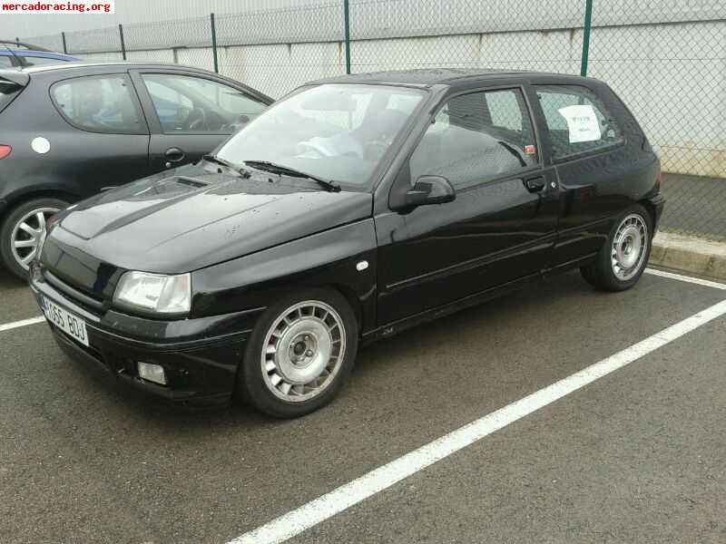 Se vende o cambia renault clio 1800 16v