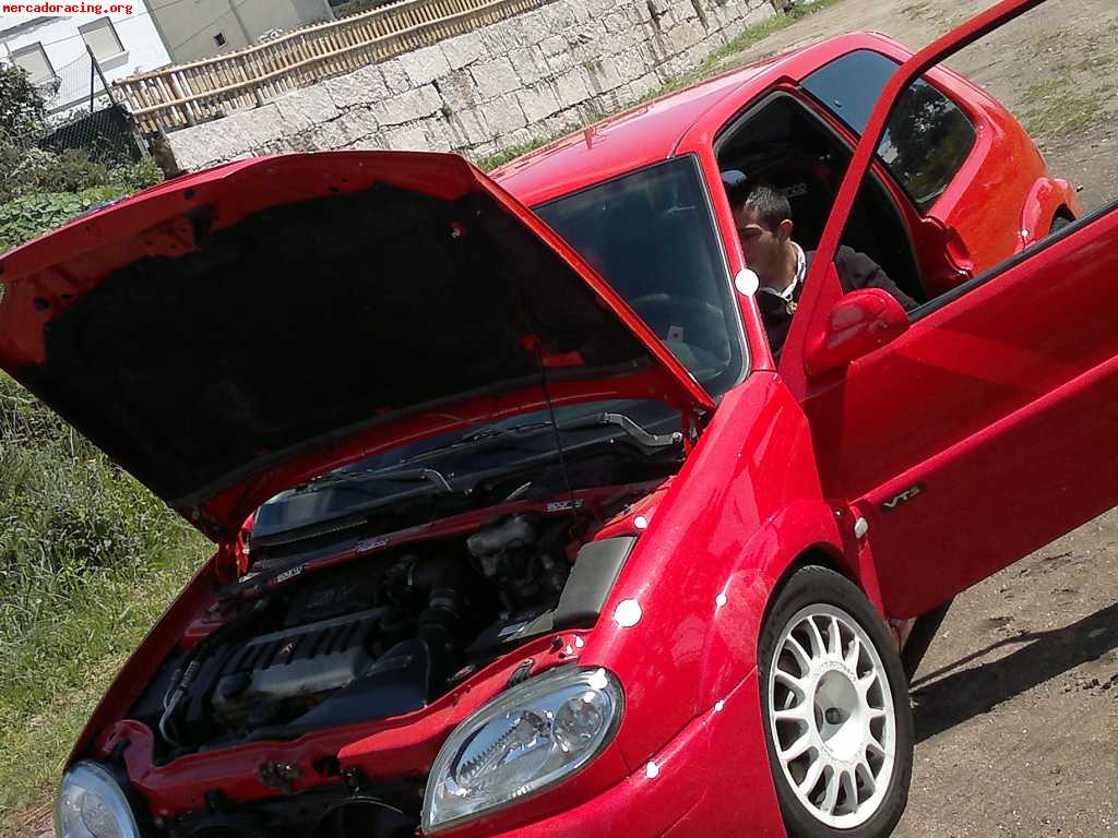 Vendo saxo 16v rojo.