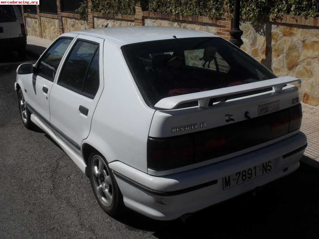 Vendo r19 16v f2 para restaurar o piezas