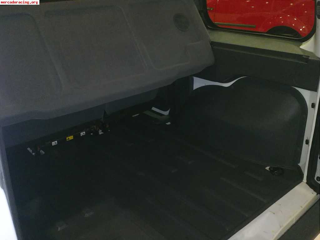 Se vende ford touneo connect año 2010 con 42000km