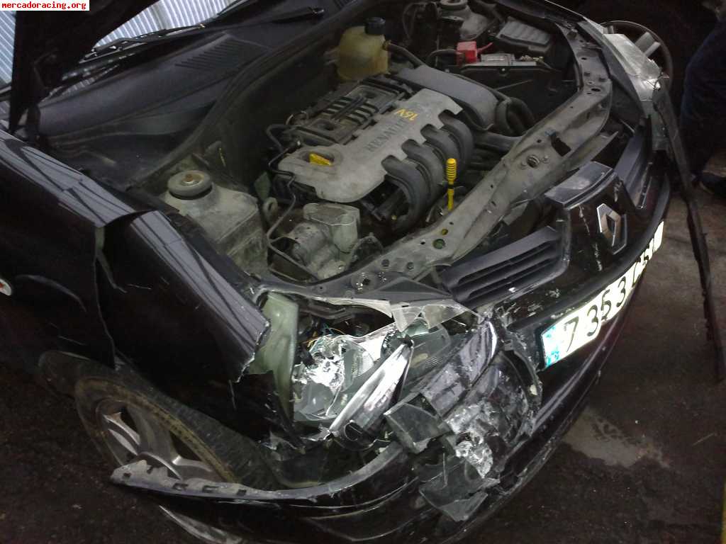 Se vende clio 1.2 16v con golpe frontal.