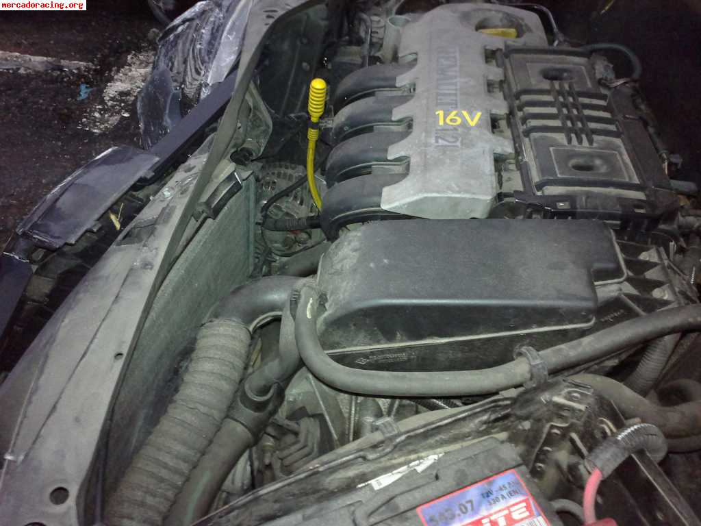 Se vende clio 1.2 16v con golpe frontal.
