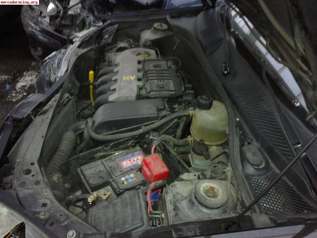 Se vende clio 1.2 16v con golpe frontal.