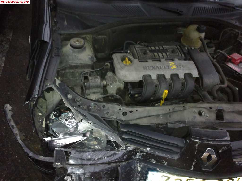 Se vende clio 1.2 16v con golpe frontal.