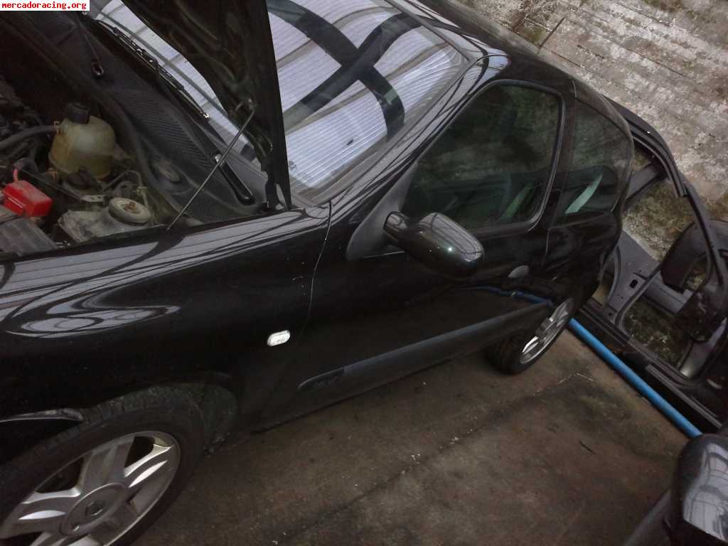Se vende clio 1.2 16v con golpe frontal.