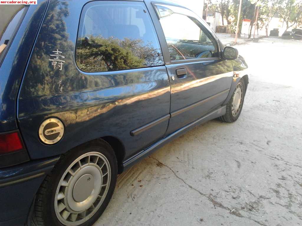 Clio 16v 82000kms reales 1900e urge venta.