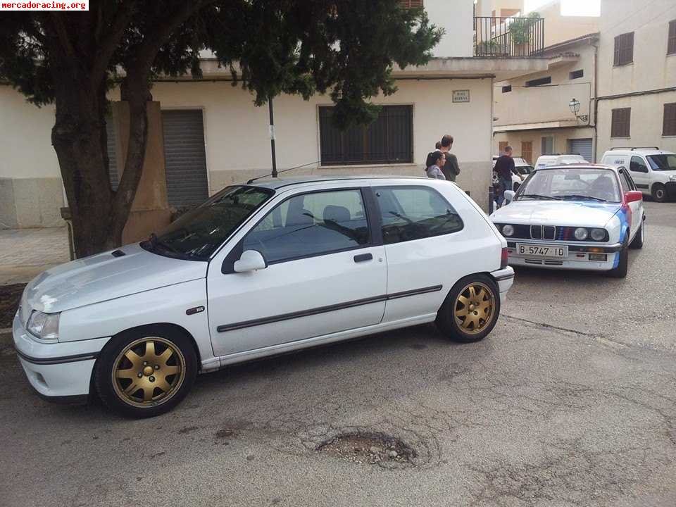 Se vende clio 1.8 16v con mecanica de williams.