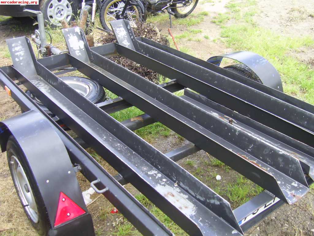 Vendo reboque com capacidae para tres motos