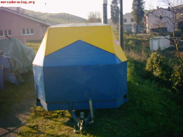 Remolque de coches cerrado