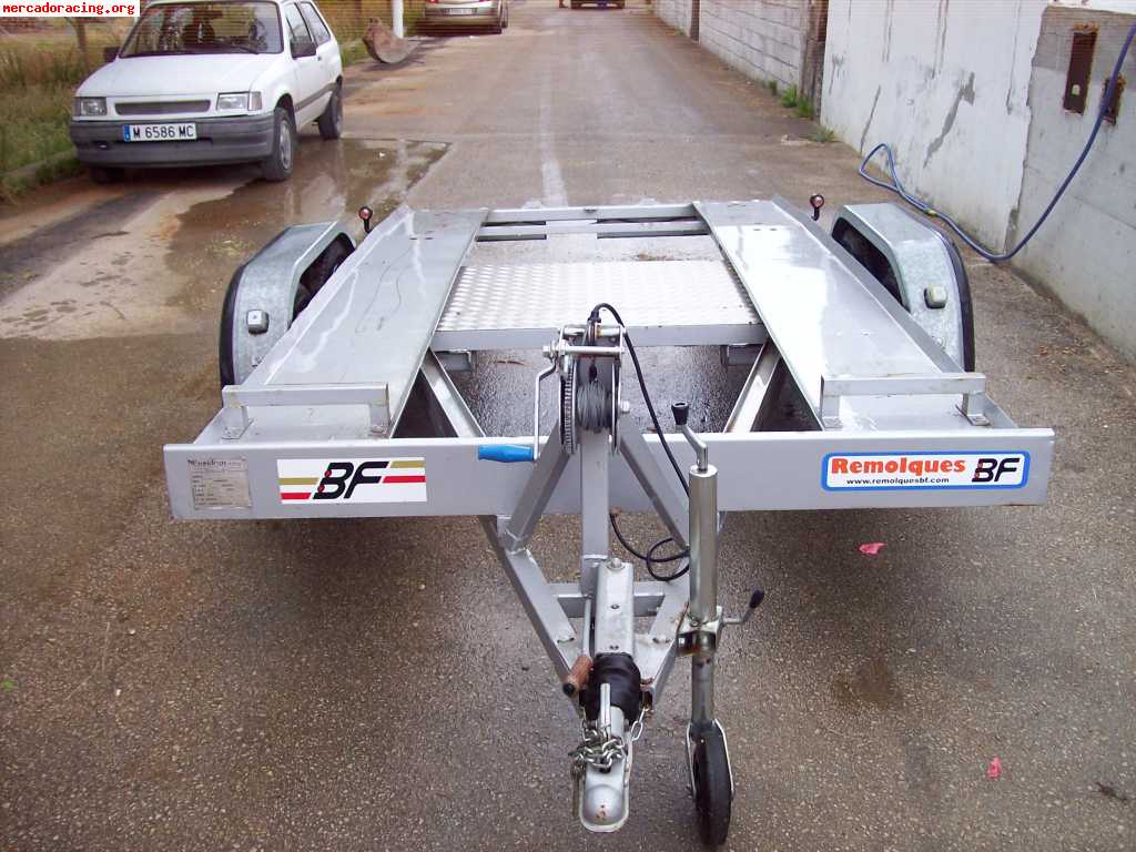 Se vende remolque portacoches para 1200 kg de dos ejes