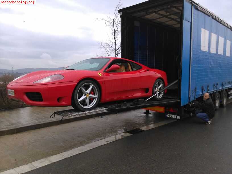 Portacoches cerrado con lona de seguridad y elevador de 2500